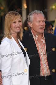 Lisa kudrow after winning her award source: Photos And Pictures Actress Lisa Kudrow Husband Michel Stern At The Los Angeles Premiere For Her New Hbo Tv Series The Comeback June 1 2005 Los Angeles Ca 2005 Paul Smith Featureflash