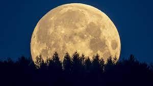 The moon turns red because of the earth's atmosphere. Siqnbgtwvl8z4m