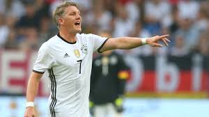 Doch nun plagen den star des fc bayern knieschmerzen. Schweinsteiger Comeback Gegen Ungarn Ruckkehr Des Konigs Goal Com