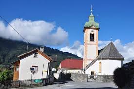The shelter serves as the perfect base for exploring the outstanding Mountainbiketour Igls Meissnerhaus Innbruck Wipptal