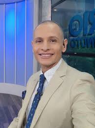 Periodista Alejandro Ramírez volvió a la canal 8 en muletas y pelón, ¿por  qué?