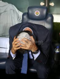 Şenol güneş'in kafasına atılan şenol güneş'i̇n kafası yarıldı hemen hastaneye kaldırıldı kafasına deyen yabancı cisim bu. Sok Goruntu Senol Gunes In Kafasina Dikis Atildi