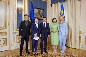 Вместе с тем украинский глава считает, что может быть найден и другой способ урегулирования. Volodimir Zelenskij Dav Interv Yu Chotirom Ukrayinskim Kanalam Detektor Media