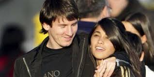 Ancak araya mesafeler girmiş ve messi arjantin'den ayrılıp barcelona'nın yolunu tutmuş. Leo Messi And Antonella Roccuzzo Are Going To Marry In 2017 123weddingcards