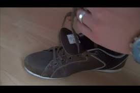 Das ist ein wichtiger schritt für selbstständigkeit und die feinmotorik. Video Schnursenkel Verstecken So Binden Sie Ihre Schuhe Stylish
