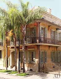 Blanc Noir Brun Bronze Pour Une Maison Historique De La Nouvelle Orleans Architectural Digest Nouvelle Orleans Et Maisons Tropicales