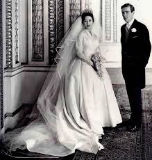 Prinzessin margaret, die 2002 verstorbene schwester von queen elizabeth, heiratete am 6. Princess Margaret And Antony Armstrong Jones Royal Wedding Dress Princess Margaret Wedding Royal Wedding Gowns