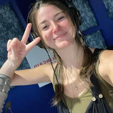 Bare shoulder Producer Amanda