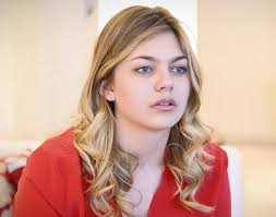 En 2018, dans l'émission sept à huit, la jeune maman d'esmée avait brièvement évoqué la mort de ses deux parents. Louane Son Combat Contre Le Cancer France Dimanche