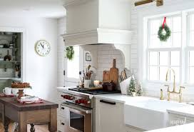 Mi madre y yo apenas coincidimos en cosas, y una de ellas en la imagen a continuación podemos ver dos ideas totalmente diferentes para decorar pero que encajan perfectamente. Ideas Para Decorar Tu Cocina Esta Navidad Tienda De Muebles De Cocina En Sevilla Di Como Cocinas