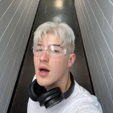 James Bee (@beeboyjames) • Instagram photos and videos