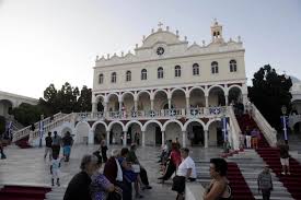 Σέ κάποια φτωχογειτονιά τού πειραιά ζούσε ένα τυφλό παιδάκι, ο νίκος. Ta Megalytera 8aymata Ths Panagias Ths Thnoy Iellada Gr