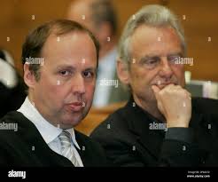 Der Angeklagte Rolf Reichert, rechts, sitzt am Montag, 25. Februar 2008 mit  seinem Anwalt Thomas Pfister im Landgericht Traunstein. Die  Hauptverhandlung wurde aus verfahrensrechtlichen Gruenden nach Einspruchen  der Verteidigung unterbrochen. Vier ...