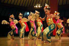 Kesempatan kali ini kami ingin membagikan tarian asli asla indonesia dan juga asal daerahnya. 34 Jenis Tarian Daerah Tradisional Indonesia Beserta Gambarnya Carak Us