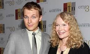Résultat de recherche d'images pour "ronan farrow looks like frank sinatra"