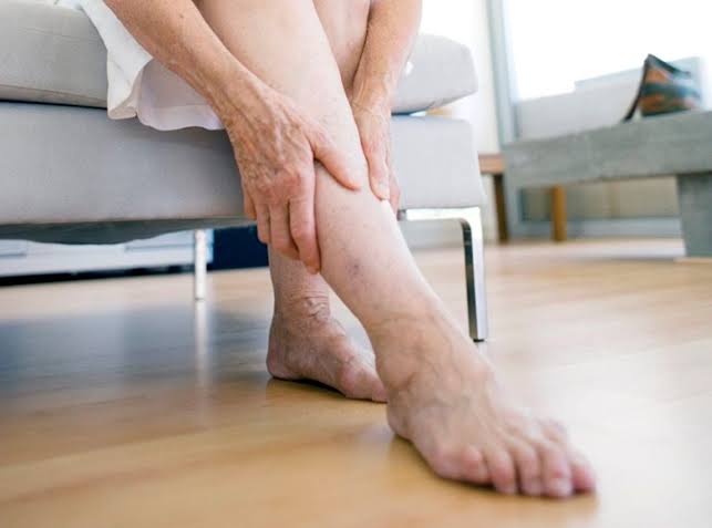 Run chân khi đứng: Lúc nào là đáng lo ngại? | Vinmec