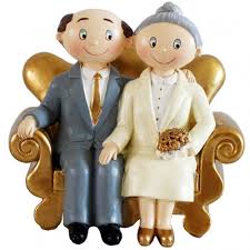 Ideen und tipps findest du hier! Goldhochzeitspaar Auf Dem Sofa Hochzeitsdeko Goldene Hochzeit