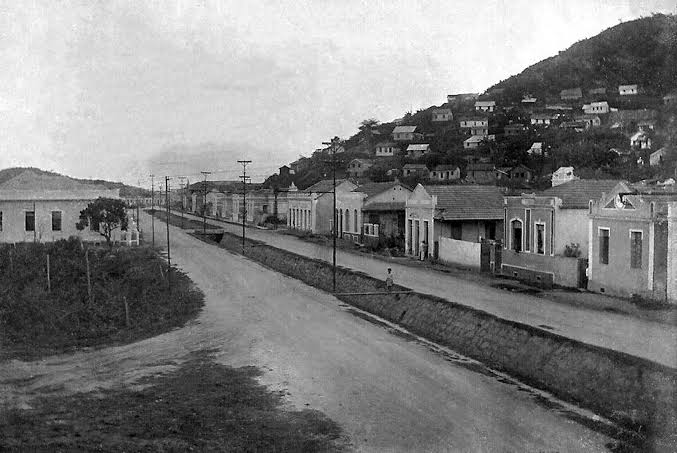 Avenida Paulino Müller (Antiga 15 de Novembro - 1923) A famosa Avenida Paulino Müller, antiga 15 de Novembro, construção a partir de 1923.