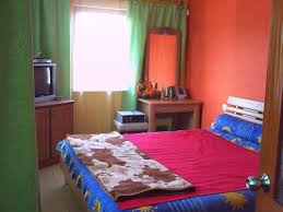 Kamar tidur industrial ini memanfaatkan cahaya alami melalui penggunaan pintu dan jendela kaca yang besar, yang membuat suasana lebih sejuk dan memberikan kesan lebih dekat dengan alam. 41 Dekorasi Kamar Tidur Pria Simple Terbaik Simpel Dan Elegan