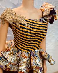 Toute femme africaine devrait avoir au moins un top en pagne wax dans sa garde robe quelque soit le pays où elle vit. 71 Idees De Haut En Pagne Tenue Africaine Mode Africaine Robe Africaine