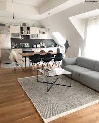 Eine bequeme sitzgelegenheit ist das herzstück in jedem wohnzimmer. Handgewebter Wollteppich Asko Modern Vibes In Diesem Offenen Wohnzimmer Stimmt Einfach Jedes Detail E Offenes Wohnzimmer Couchtisch Marmor Teppich Esszimmer