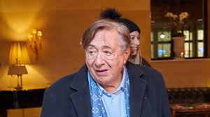 Mausi lugner lacht herzhaft über einen medienbericht, es solle ihr an geld mangeln. Ich Bin Matsch Richard Lugner Gibt Ein Gesundheitsupdate Promiflash De