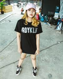 Baju kaos wanita doraemon lucu model terbaru baju kaos wanita lucu lengan panjang gambar kartun doraemon desain modern model terbaru dari bahan spandek warna putih yang kami jual dengan harga murah secara online 0897 1309 793 buka pukul 08 00 21 00 cek. 30 Foto Model Baju Distro Model Baju Terbaru Dan Update 2019 2020