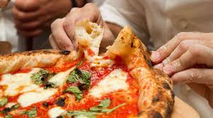 La pizza di chicago è un piatto molto soddisfacente che assomiglia a una grande torta. Chicago Si Proclama Capitale Della Pizza Le Reazioni A Napoli Napolike It