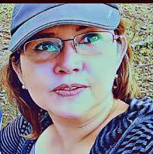 Mandy Holbrook's Instagram, Twitter & Facebook