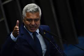 De acordo com a assessoria do senador, não houve necessidade de intubação apesar do agravamento do quadro. Tyouk5brt59 1m