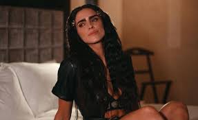 Bárbara de regil dio a conocer que se encuentra a menos de una semana de terminar con las filmaciones de la teleserie rosario tijeras 2 en las que aseguró se viven con intensidad por las escenas de acción que tiene que realizar. Barbara De Regil Posa En Bikini Y Muestra Con Orgullo Sus Estrias