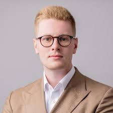 Student designs device that stops blood loss from stab wounds