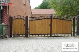 Unser betonzaun aus polen eignet sich perfekt für sicht und lämschutz. Sichtschutzzaun Tor Mit Paneele Aus Polen Zaune Aus Polen