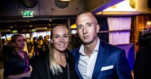 Want to contact gunnar greve? Gunnar Greve Venter Sitt Forste Barn Sammen