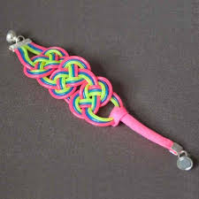 Les scoubidous, ces fils multicolores qui s'entremêlent entre eux, très en vogue dans les années 60 puis 80 sont un excellent moyen de passer le temps tout en étant créatif. 11 Diy Deco A Faire Avec Du Scoubidou Bracelet Scoubidou Scoubidou Scoubidou Facile