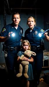 La niña lloraba y susurraba a la policía: «Ya no quiero dormir en el sótano». Cuando los agentes bajaron a comprobarlo, lo que encontraron los dejó atónitos. Era...