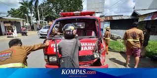 Berdasarkan laporan dinas kebakaran dan penanggulangan bencana (diskar pb) kota bandung, kebakaran ini terjadi sekira pukul 18.00 wib dan terjadi di gang entit no.13, jalan astanaanyar, kota bandung. Hendak Padamkan Api Mobil Damkar Di Pontianak Alami Tabrakan Beruntun