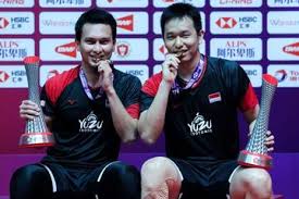 Jangan ketawain yaaa kalo pertanyaannya sudah pasti tidak perlu dijawab istri bener2 ga ngerti halo bedagers, pasangan hendra setiawan dan mohammad ahsan berhasil mewakili indonesia menjadi. Wajah Hendra Setiawan Saat Dipaksa Istri Selfie Bikin Mohammmad Ahsan Ngakak Semua Halaman Bolastylo Bolasport Com