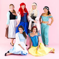 Rull på for instruksjoner om hvordan du kjøp en grå afibi long pleated skirt ($ 19) og en grimm beauty long blonde wig ($ 39), og pakk en bred stripe stoff rundt armene dine som briar. Make Your Dreams Come True With This Disney Princess Group Halloween Costume Brit Co