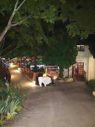 Pejalan kaki juga tak perlu naik turun penggalan trotoar saat melintas depan gerbang dan jalan masuk ke gedung ataupun rumah. Ramkiki Country English Honeydew Afrika Selatan Harga Dari 66 Ulasan Planet Of Hotels