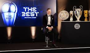 Robert lewandowski (born 21 august 1988) is a polish professional footballer who plays as a striker for bayern munich and is the captain of the poland national team. Ø±ÙˆØ¨Ø±Øª Ù„ÙŠÙØ§Ù†Ø¯ÙˆÙØ³ÙƒÙŠ ÙŠØªÙÙˆÙ‚ Ø¹Ù„Ù‰ Ø±ÙˆÙ†Ø§Ù„Ø¯Ùˆ ÙˆÙ…ÙŠØ³ÙŠ Ù„ÙŠÙƒÙˆÙ† Ø£ÙØ¶Ù„ Ù„Ø§Ø¹Ø¨ ÙÙŠ Ø§Ù„Ø¹Ø§Ù„Ù… Bitcoinethereumnews Com
