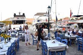 Ήθελε να στείλει και το μήνυμα ότι ο λαϊκός πολιτισμός μας παραμένει. Sthn Kefalonia Me To Poyro Ths H Gianna Aggelopoyloy Eikones Athens Voice