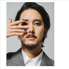 話題のコスメブランド fiveism three とタッグを組み ジェンダーレスにファッションを楽しむユースに向けた企画を始動 今回は メンバーそれぞれが鮮やかな才能を持ったバンド wonkのフロントマンを務める長塚健斗がメイクを通して 自身の個性と向き合った