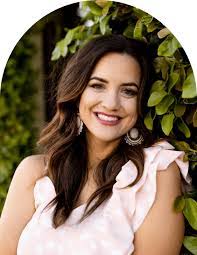 Amy Abercrombie's Instagram, Twitter & Facebook