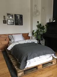 Die handlungen konzentrieren sich im wesentlichen auf zwei ebenen: Diy Bett In Frankfurt Europaletten Bett Inneneinrichtung Zimmergestaltung
