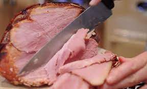 Le jambon est présenté en coupe longue, la séparation de la carcasse se fait au niveau de la première lombaire, les os du bassin ne sont pas sciés. A Travers Les Temps La Grande Histoire Meconnue Du Jambon