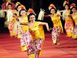 Siapapun orang yang melihat tari pendet pasti terpesona dengan gerakan tangan, kaki, dan mimik dari si penari. Tari Pendet Is A Traditional Dance From Bali Which Performed In Temple Or An Event As Welcoming Dance Image Courtesy By Google Gambar Tarian Budaya Gambar