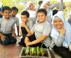 Pasti ramai yang mengingati lagu ini. Ikan Kekek Mak Iloi Iloi Idrissi International School Facebook
