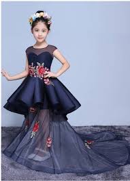 Pakaian anak perempuan usia 1 tahun memiliki model yang beragam seperti model dress, gaun, setelan celana, baju atasan, gamis anak dan lain sebagainya. 30 Model Kebaya Anak Perempuan Modern Terbaru 2020 Bergaya
