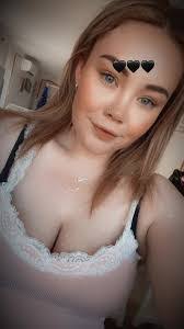 Hope Holmes's Instagram, Twitter & Facebook